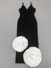Robe mi-longue à bretelles et bandage fleuri